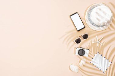 Kalp şeklinde dekorasyonu olan dondurma külahı ve mavi arka planda küçük kırmızı hediye kutusu, Sevgililer Günü konsepti, fotokopi alanı, üst görünüm 