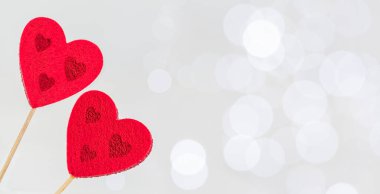 Sevgililer Günü arkaplanı beyaz arka planda iki kırmızı kalpli ve Alman.