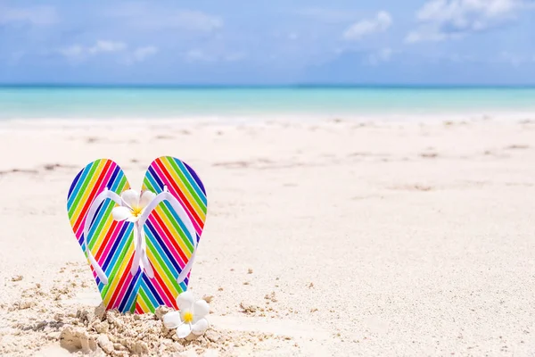 五彩斑斓的浪花在阳光灿烂的热带海滩上 碧绿的海水 夏日假期的背景 — 图库照片
