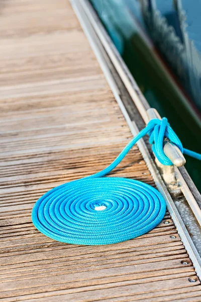 Blue Rope Coiled Wooden Dock Tied Metal Dock Cleat Vertical — Stock Photo, Image