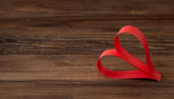 Jantung Merah Buatan Tangan Tunggal Dengan Latar Belakang Kayu Coklat — Stok Foto