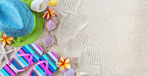 Blauw Groen Stro Hoed Kleurrijke Flip Flops Het Zand Met — Stockfoto