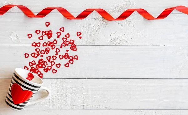 白い木製の背景 トップビュー コピースペースに小さな赤いハートの装飾が施された大きな赤いハートのストライプの白と黒のカップ ロマンチックなバレンタインの概念 — ストック写真