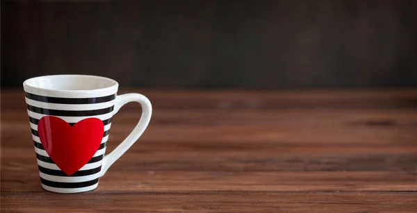 Stripy Zwart Wit Cup Met Rood Hart Houten Achtergrond Valentijnsdag — Stockfoto