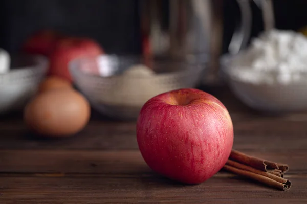 Großer Roter Apfel Mit Zimtstangen Und Grundzutaten Zum Kochen Von — Stockfoto