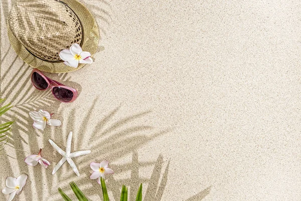 Szalmakalap Frangipani Virágokkal Tengeri Kagylókkal Napszemüvegekkel Fehér Homokon Pálmafa Árnyékkal — Stock Fotó