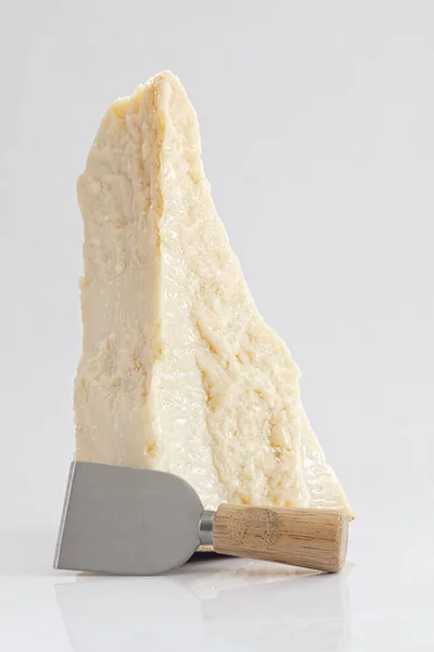 Большие Пироги Сыром Пармезан Белом Фоне Вертикальная Композиция — стоковое фото