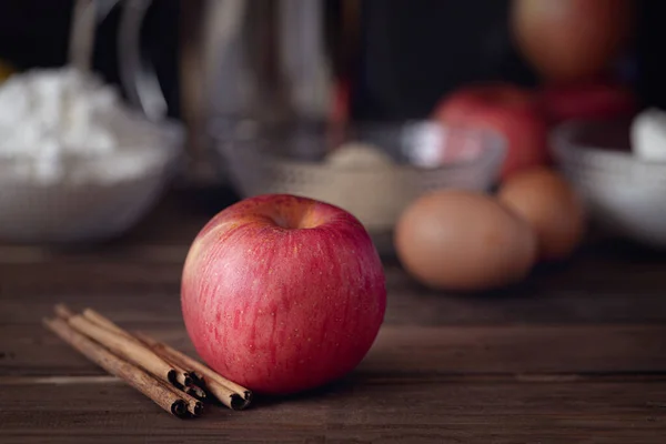 Großer Roter Apfel Mit Zimtstangen Und Grundzutaten Zum Kochen Von — Stockfoto