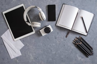 Ofis masasının ve gri arkaplandaki kırtasiyenin tam üstünde.