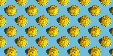 Mavi arka planda sarı hasır şapkalı yaz tropikal deseni, üst manzara, güçlü gölgeler. 