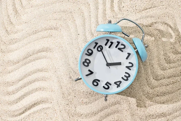 Blå metall väckarklocka på sand bakgrund, ovanifrån med kopieringsutrymme — Stockfoto