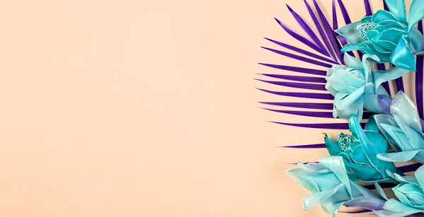 Fantezi Tropikal Zemin Açık Turuncu Zemin Üzerinde Mavi Çiçek Meşalesi — Stok fotoğraf