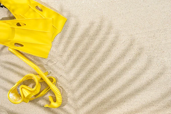 Bovenaanzicht Van Gele Snorkelset Met Palmblad Schaduw Zandstrand Zomer Tropisch — Stockfoto