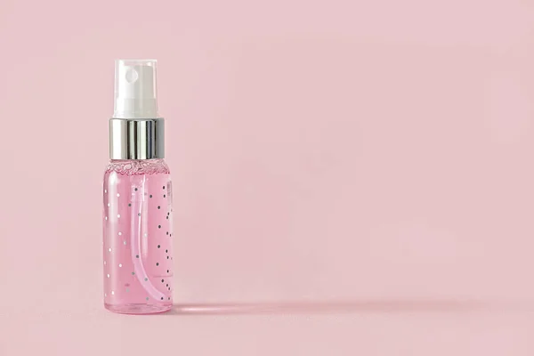 粉色小透明瓶，粉红色背景上喷雾器，有复制空间 — 图库照片