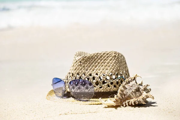 海岸沿いの夏の帽子 サングラス 夏の熱帯の休日のコンセプト — ストック写真