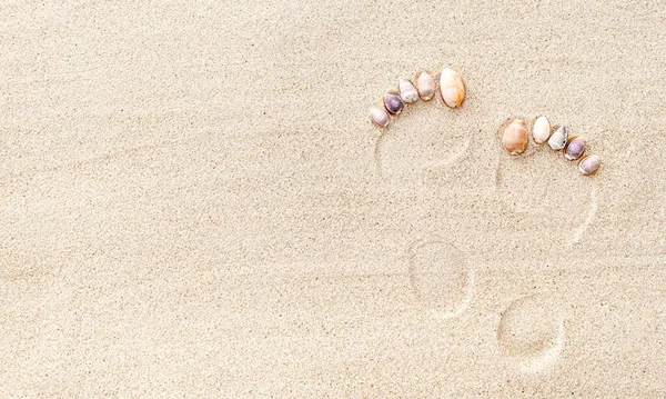 Bare Menselijke Voetafdruk Zand Met Schelpen Bovenaanzicht Kopieerruimte — Stockfoto