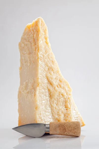 Большие Пироги Сыром Пармезан Маленьким Ножом Сыра Белом Фоне Вертикальная — стоковое фото