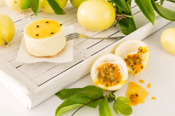 Postre de fruta de la pasión con maracuja recién cortada o maracuja — Foto de Stock