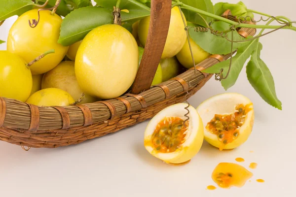 Passion fruit basket — Stock Photo, Image