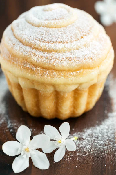 Vers back-melk broodje op bruine achtergrond — Stockfoto