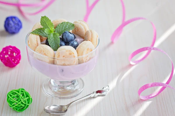 Yoghurt dessert met Savoiardi of Ladyfingers koekjes en bluebe — Stockfoto