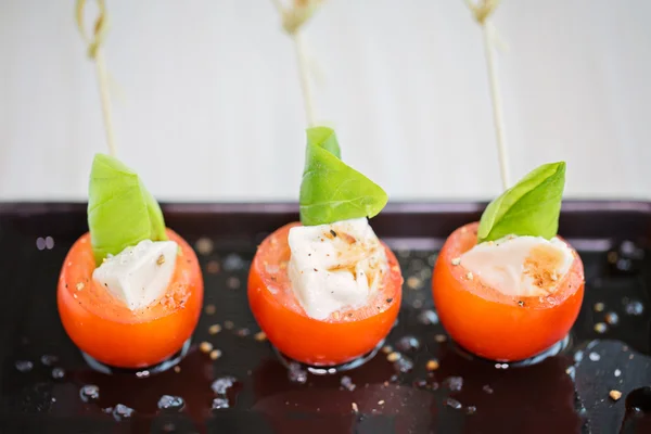 Mini caprese vinger voedsel voorgerechten, met tomaten, basilicum en mozza — Stockfoto