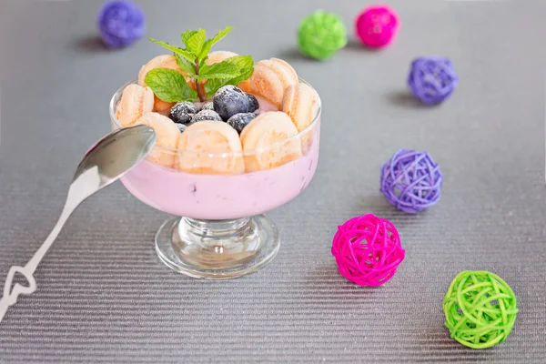Joghurt-Dessert mit savoiardi oder Marienkäse und Bluebe — Stockfoto