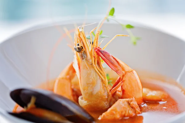 Fresh seafood soup with accent on large single shrimp, close up — 图库照片