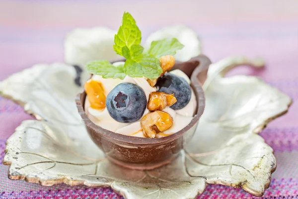 Blåbär och mascarpone dessert i choklad koppar, Garnera med — Stockfoto