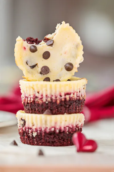 Pila de mini pasteles de queso de terciopelo rojo — Foto de Stock