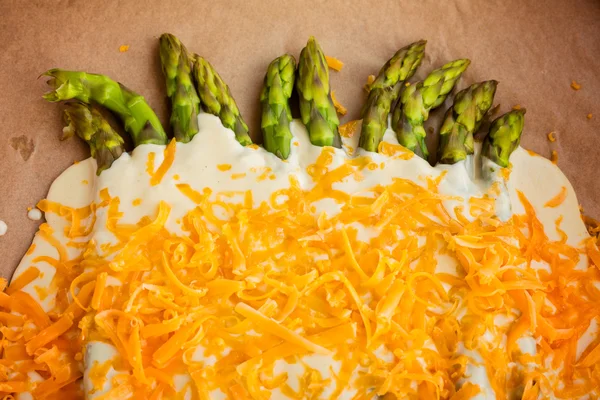 Kremowy pieczone szparagi i wieku cheddar redy do pieca — Zdjęcie stockowe