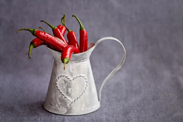 Pimiento rojo picante en una canasta gris metálica — Foto de Stock