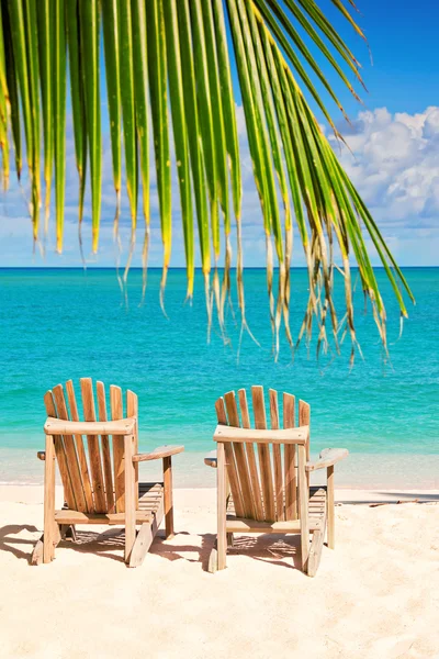 Dos sillas de playa en la orilla tropical — Foto de Stock