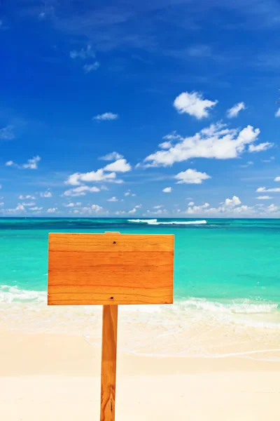 Empty wood sign on beach — Stock Photo, Image