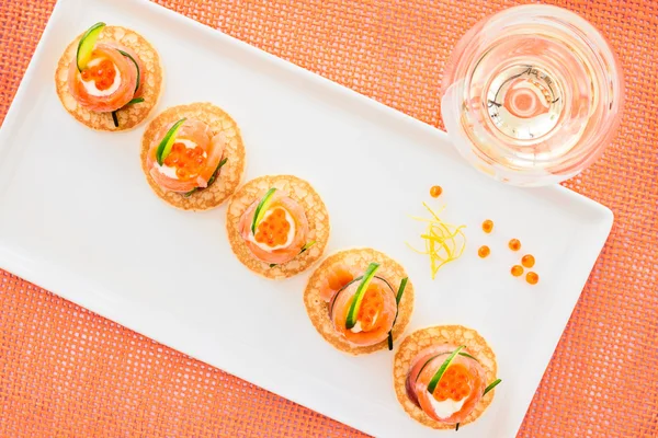 Smoked salmon and caviar appetizer with cream fresh and cucumber — Stock Photo, Image