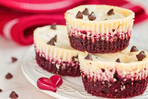 Irresistible red velvet mini cheesecakes — Stock Photo, Image