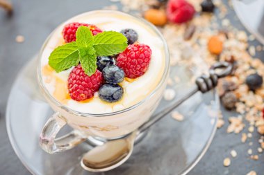 Doğal yoğurt, taze meyveler ve müsli, Mısır gevreği, fincan kapatmak