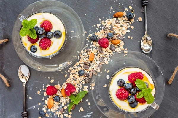 Přírodní jogurt, čerstvé jahody a müsli, cereálie, pohled shora, — Stock fotografie
