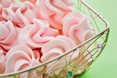 Backet yeşil bckground üzerinde üzerinde pembe beze