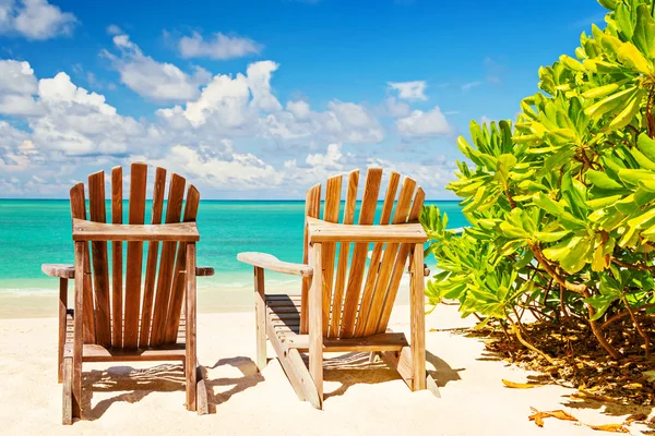 Dos sillas de playa en la orilla tropical, composición horizontal — Foto de Stock
