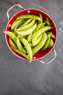 Yeşil bezelye kırmızı kevgir, üstten görünüm