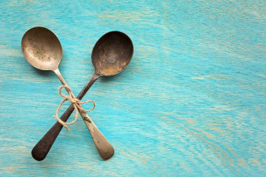 Mavi ahşap zemin üzerine eski vintage kaşık