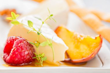 Camembert peyniri ızgara şeftali, taze ahududu ile dilim ve