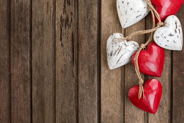 Merah dan putih hati kayu pada latar belakang kayu cokelat tua — Stok Foto
