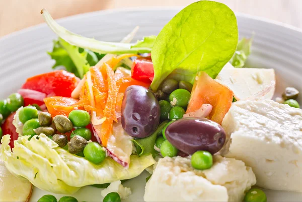 Mélanger la salade de légumes avec le fromage — Photo