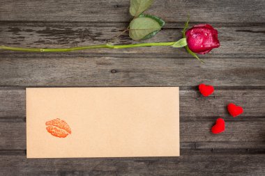 Öpücük ve küçük Kalpler, kardeşim ile zarf ile tek kırmızı gül