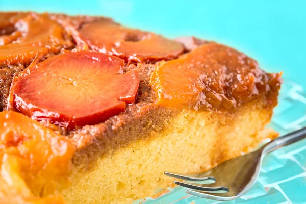 Homemade upside-down plum cake — Stock Photo, Image