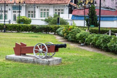 Penang Malezya 23 Temmuz 2025 çarpıcı bir binada, duvarlarda yerel kültür ve toplum ruhunu gösteren canlı sokak sanatı ile tamamlanmış eşsiz bir merdiven bulunmaktadır..