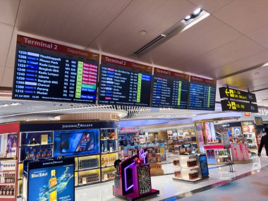 Singapur, Singapur - 31 Temmuz 2025 Omega mağazası, cam vitrinler ve kırmızı aksanlı zarif bir tasarımın altını çizerek, iyi ışıklandırılmış bir alanda çeşitli lüks saatler sergiliyor..