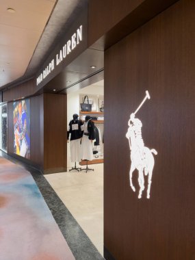 Singapur, Singapur - 31 Temmuz 2025 Omega mağazası, cam vitrinler ve kırmızı aksanlı zarif bir tasarımın altını çizerek, iyi ışıklandırılmış bir alanda çeşitli lüks saatler sergiliyor..